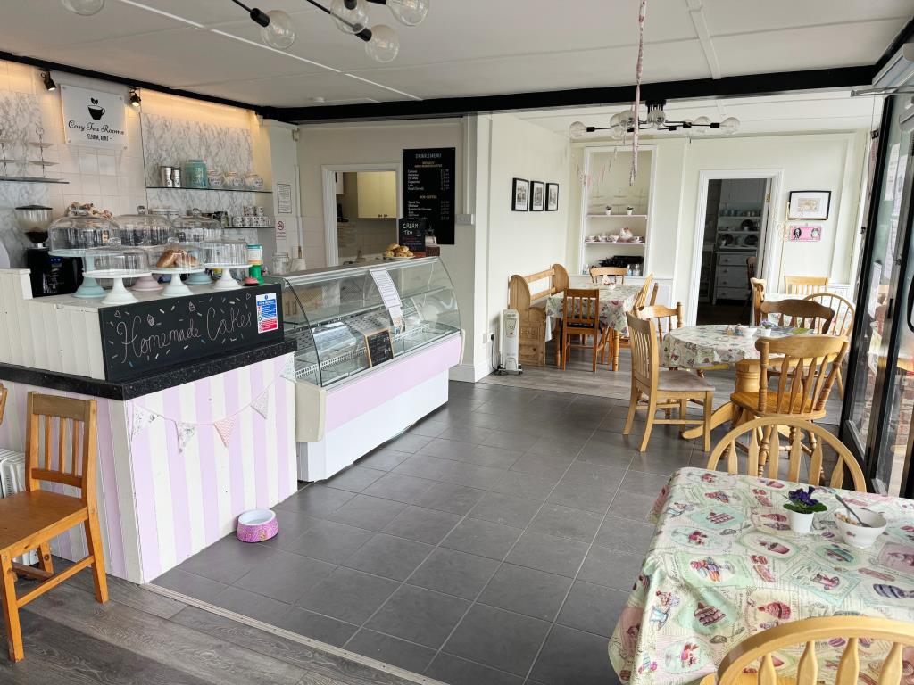 Lot: 31 - HIGH STREET COMMERCIAL INVESTMENT - Main seating area